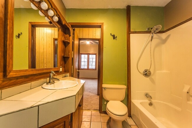 Photo - Spacious 3 bedroom with fenced in yard!