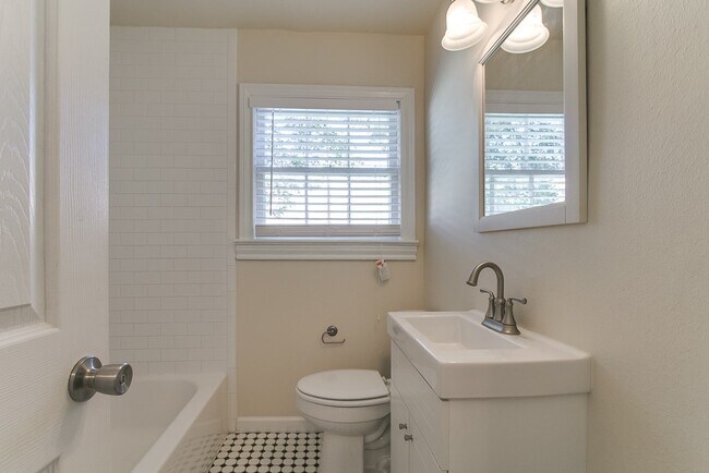 Photo - 927 Walling St