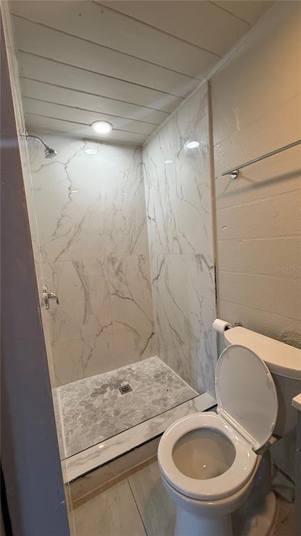 Photo - 1418 Queensway Rd