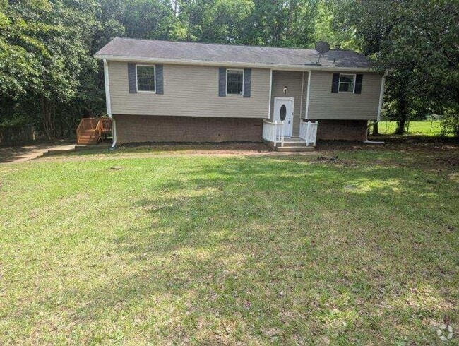 Building Photo - Large 3 Bedroom 2 Bath Ranch with Basement... Rental