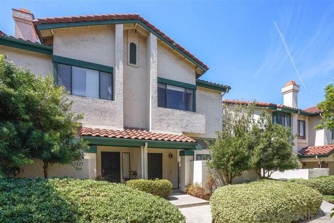 Building Photo - Remodeled 2 Bedroom Townhome w/Attached 2 ...
