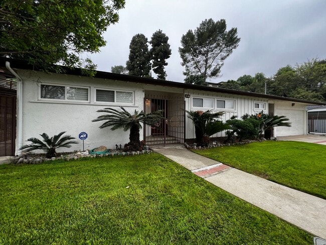 Gorgeous 3 Bedroom 1.5 Bath Home located i... - Gorgeous 3 Bedroom 1.5 Bath Home located i...