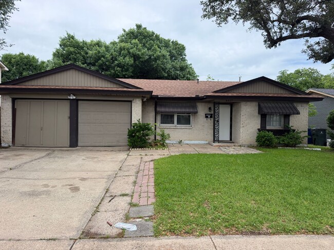 Building Photo - Experience the ultimate comfort of living in a 3-bedroom single-family home today!