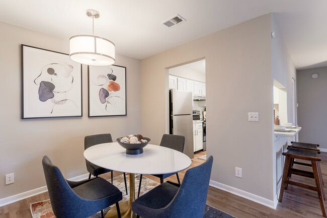 Comedor recientemente renovado - The Landings of Brentwood Apartments