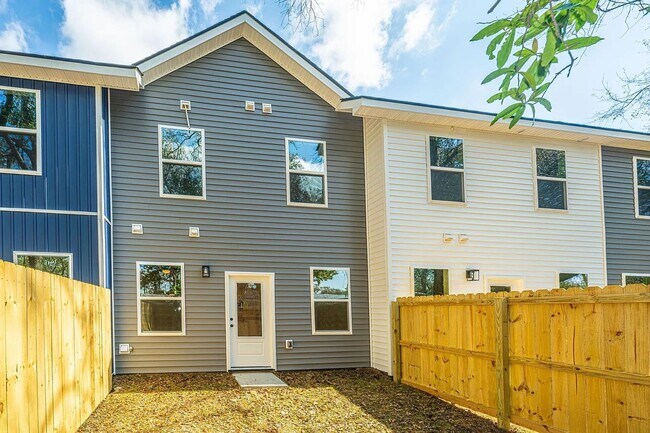 Photo - 3 Bedroom 2.5 Bath Townhouse in Barnwell Breeze - North Charleston
