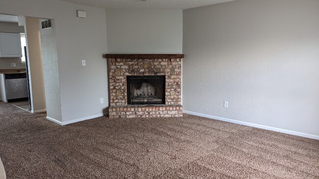 Photo - 204 NE Cedar Ct