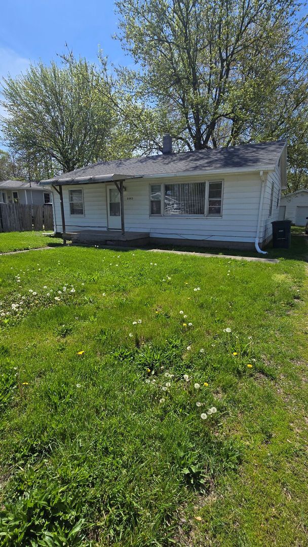 2 Bedroom Home - Detached Garage! - 2 Bedroom Home - Detached Garage!