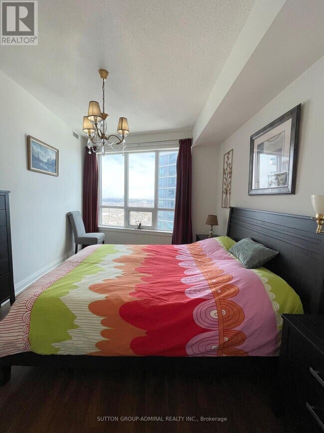 Photo - 7161 Yonge St