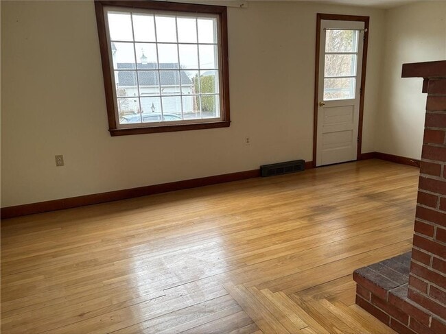 Photo - 6 Boxwood Ave