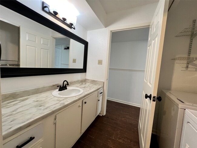 Building Photo - 11506 Meadow Pines Ct Unit A