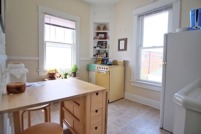 Building Photo - 2312 Bryant Ave S Unit 4