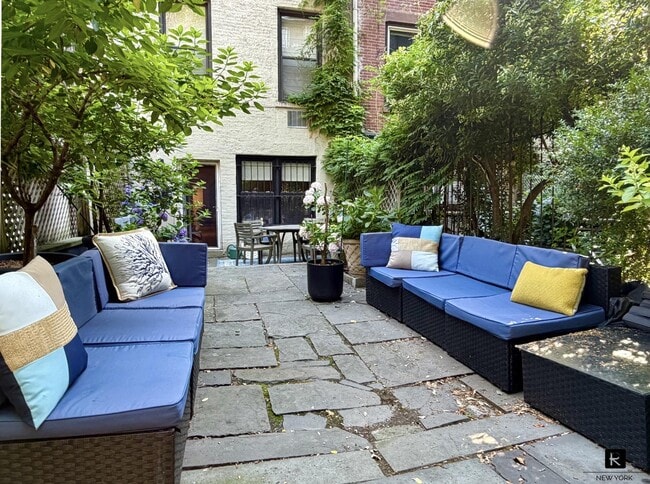 Photo - 487 W 22nd St