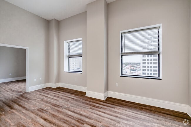 2BR, 2BA - 798SF - Living Room