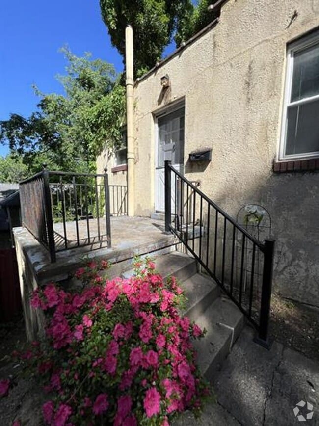 Building Photo - Spacious one bedroom detached apartment