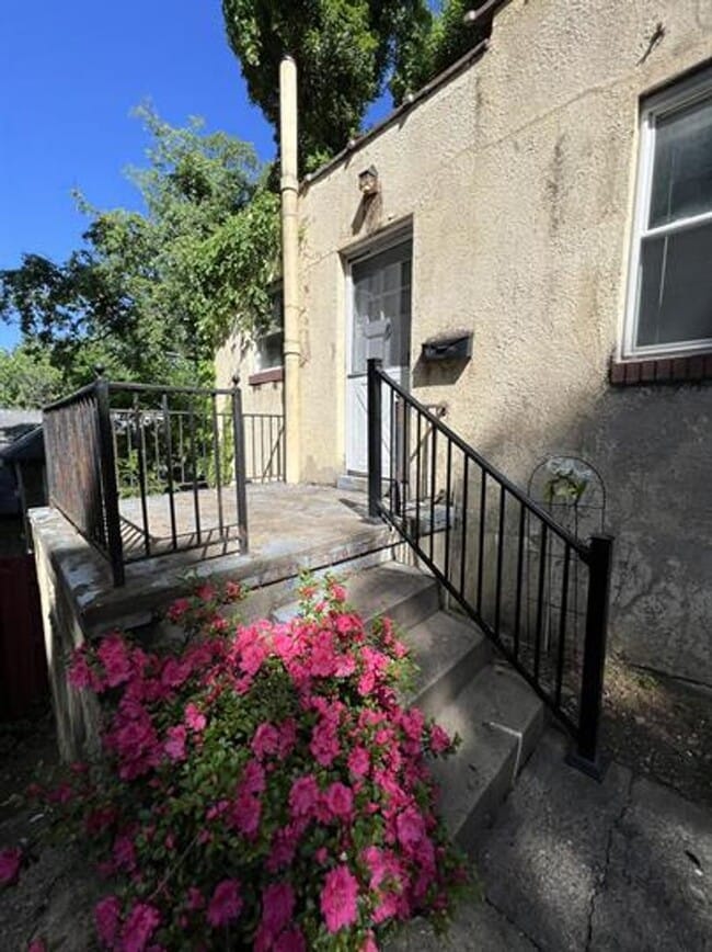 Building Photo - Spacious one bedroom detached apartment