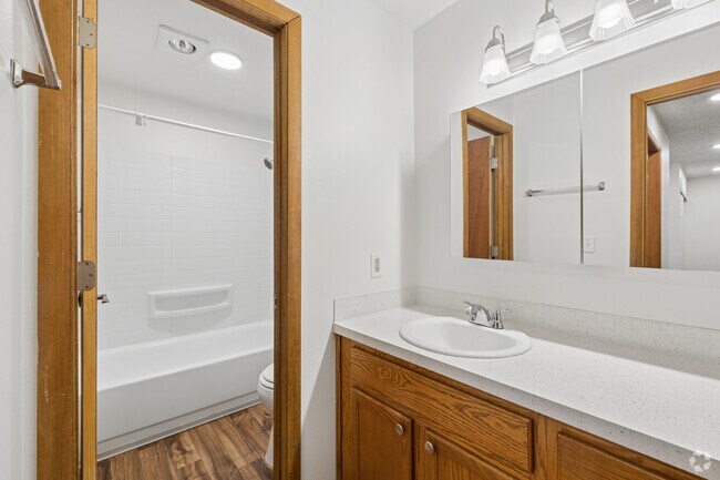 2BR, 1BA - 884SF - Primary Bathroom