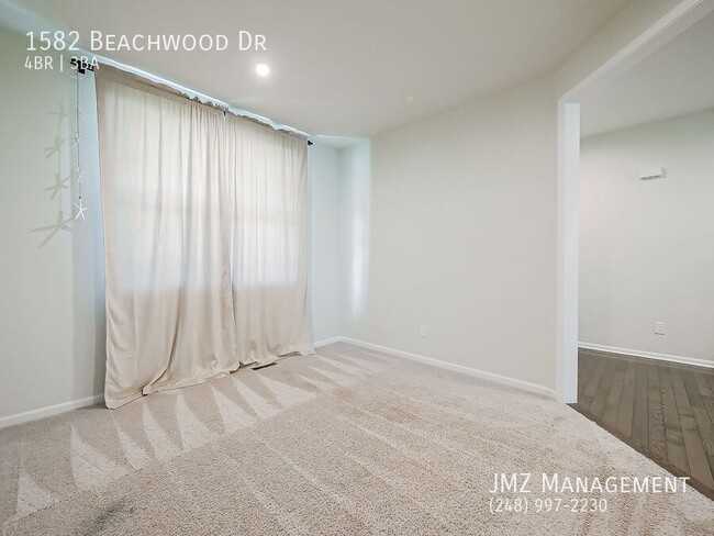 Photo - 1582 Beachwood Dr