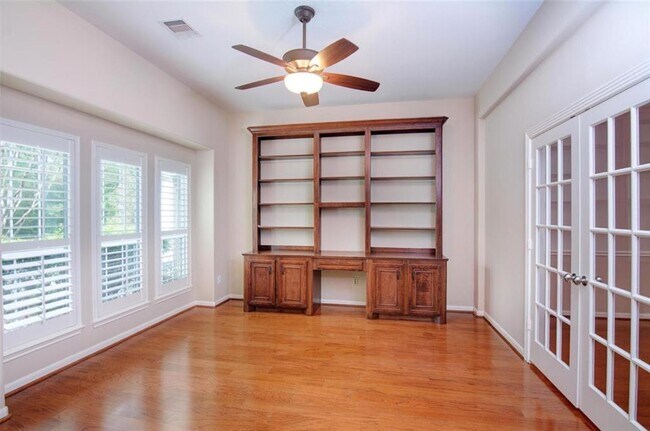 Photo - 62 E Pipers Green St