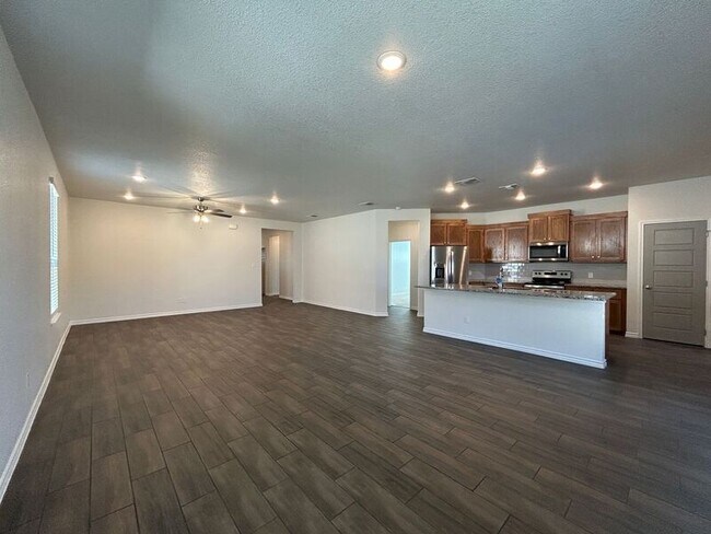 Photo - 2212 Hornbeam St