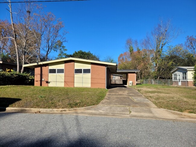 Building Photo - 2013 N Skylane Dr