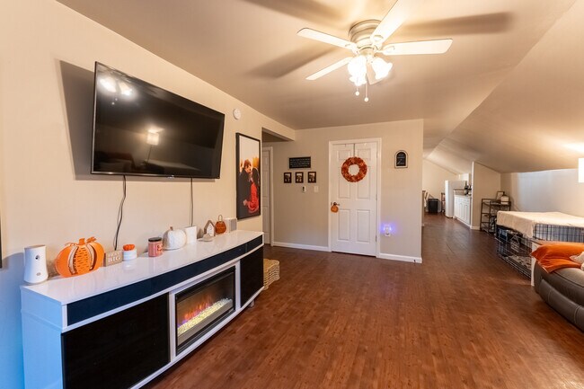 Photo - 1333 Saint Johns Ln Unit 2