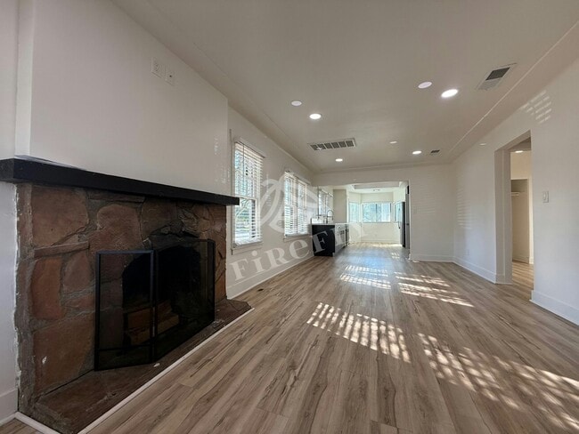 Photo - 1695 E Indianola Ave