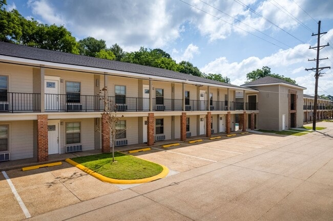 Building Photo - 3801 Halsey St Unit Apt 214