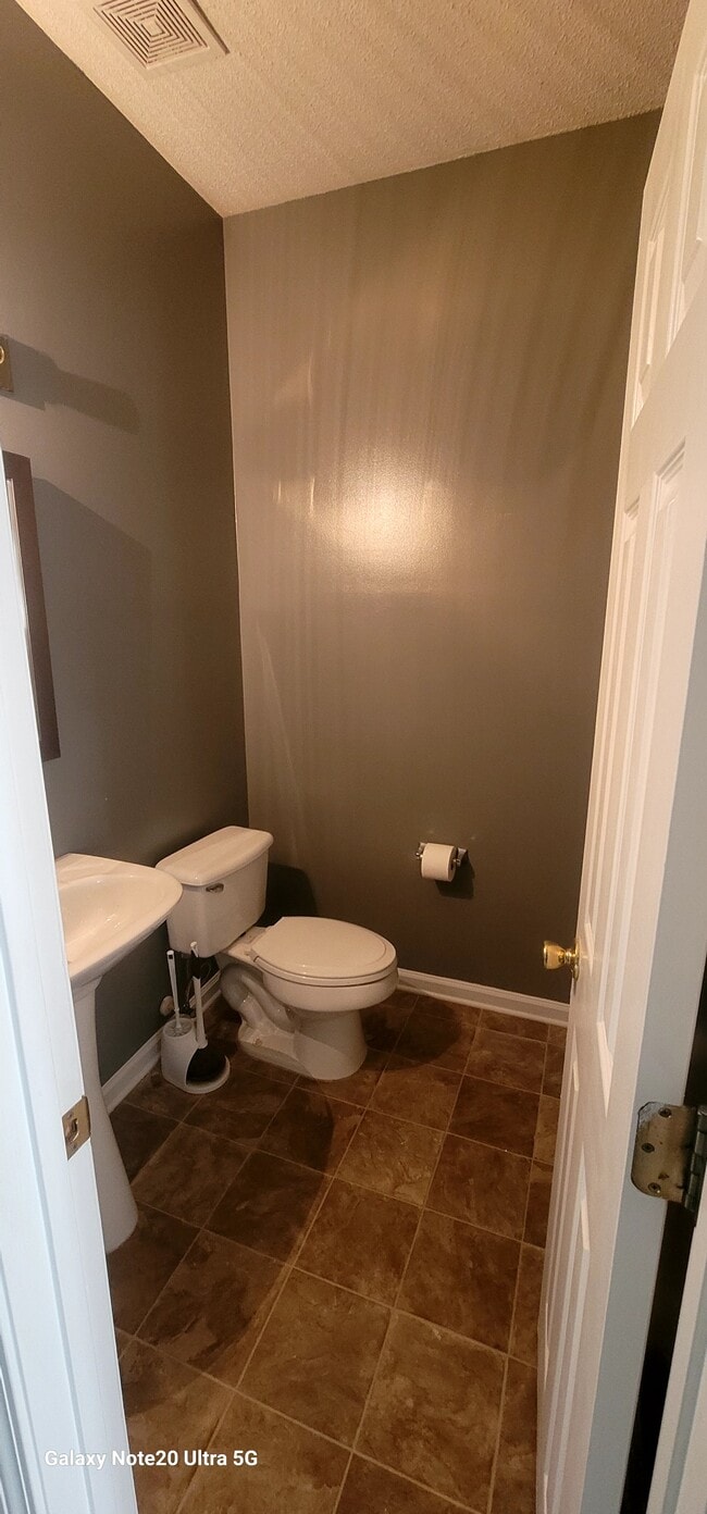 Half Bathroom - 140 Brentwood Dr