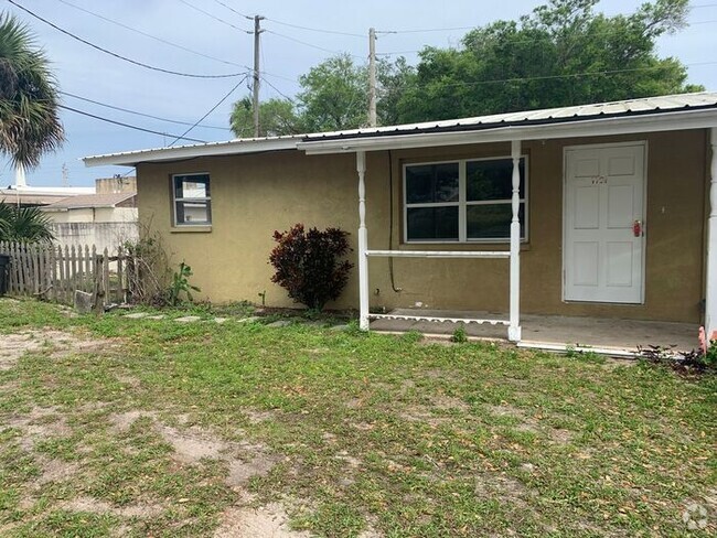 Building Photo - TWO BEDROOM IN TRIPLEX AVAILABLE NOW! PET ... Rental