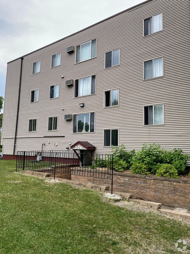 Building Photo - Newly Remodeled 4 Bedroom Unit 402 Rental