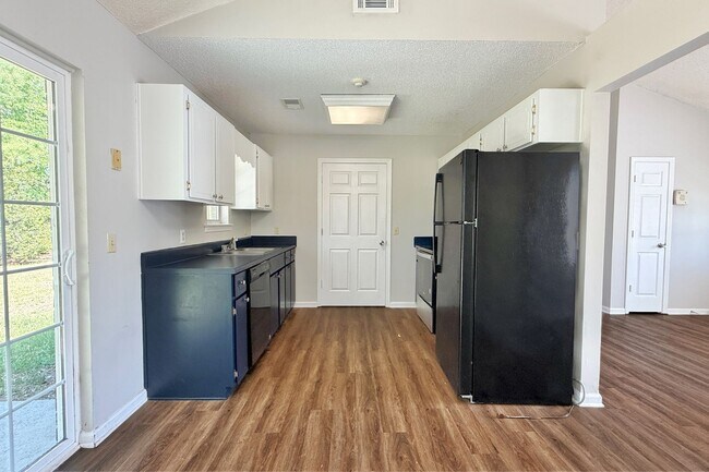 Photo - AVAILABLE NOW! (Pet Friendly)