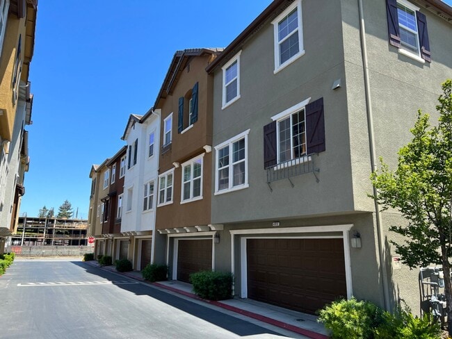 Building Photo - Meticulously Maintained 3 Bed 2.5 Bath Townhouse in Sunnyvale. Must see!