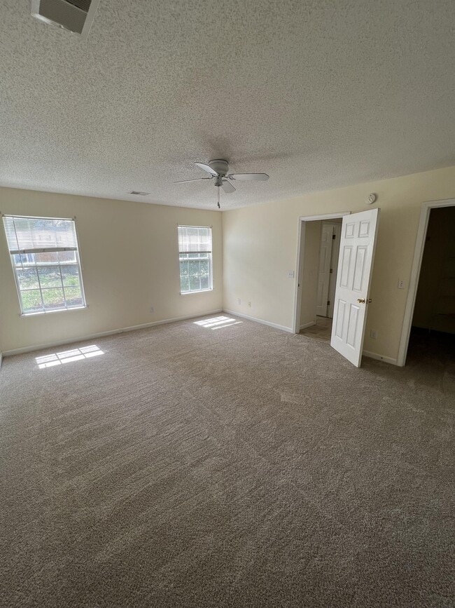 Photo - 221 Fox Grove Cir