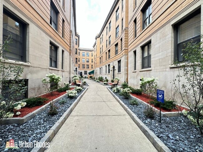Building Photo - 442 W Belden Ave Unit A04C