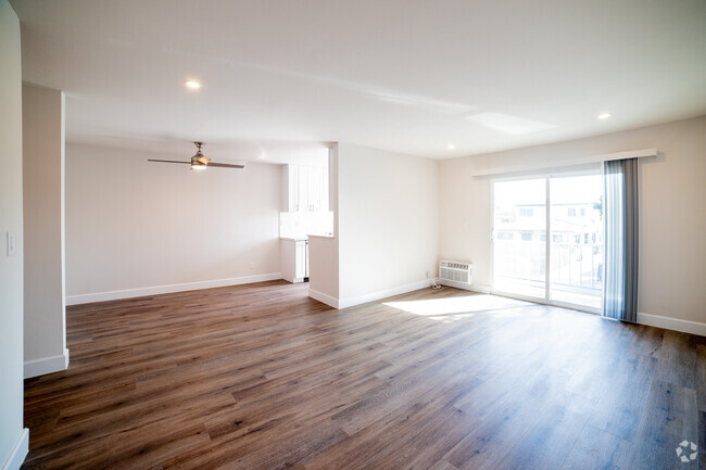 Building Photo - Beautifully Renovated Mid-Century  2 Bed/2... Unit 201 Rental