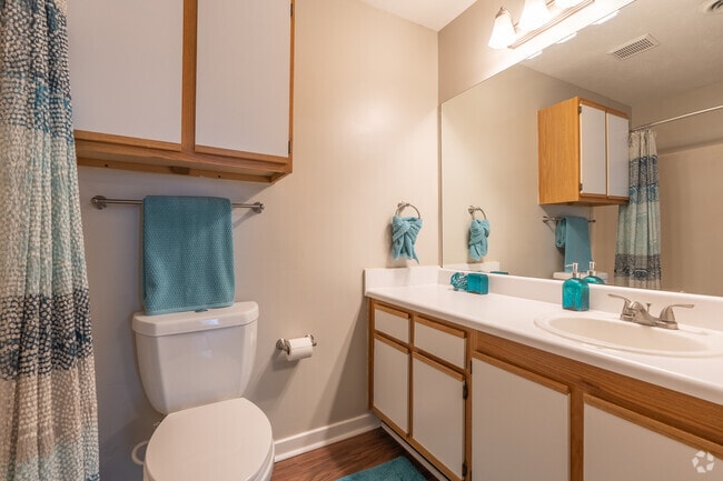 2BR, 2BA - 1,096SF - Primary Bathroom