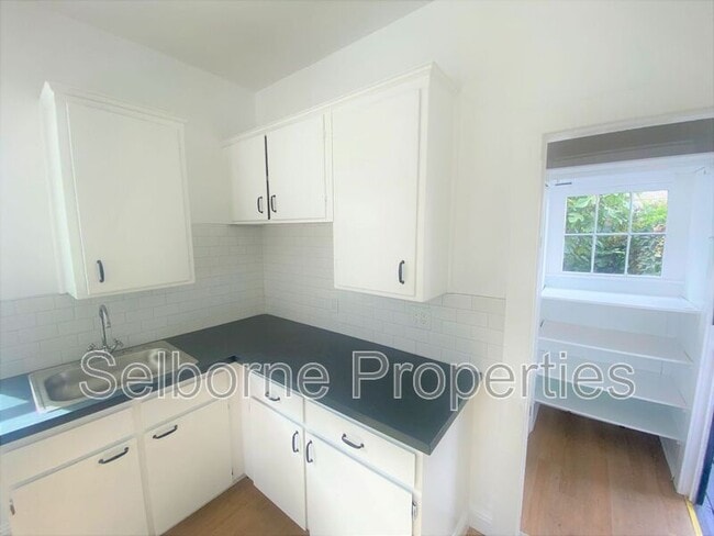 Photo - 4325 Essex St