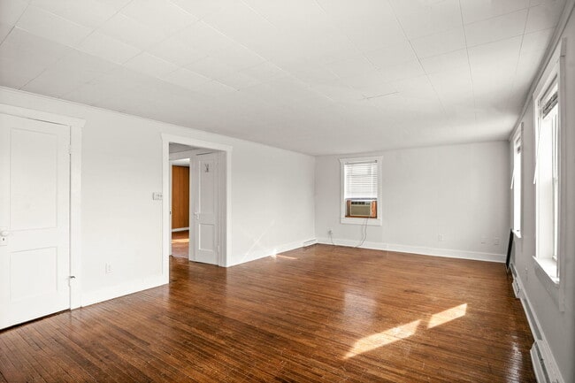 Photo - 827 E Wilson St