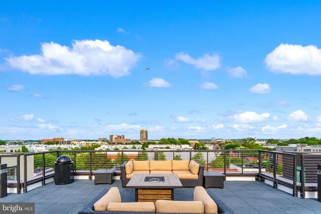 Building Photo - 701 N Henry St Unit 200