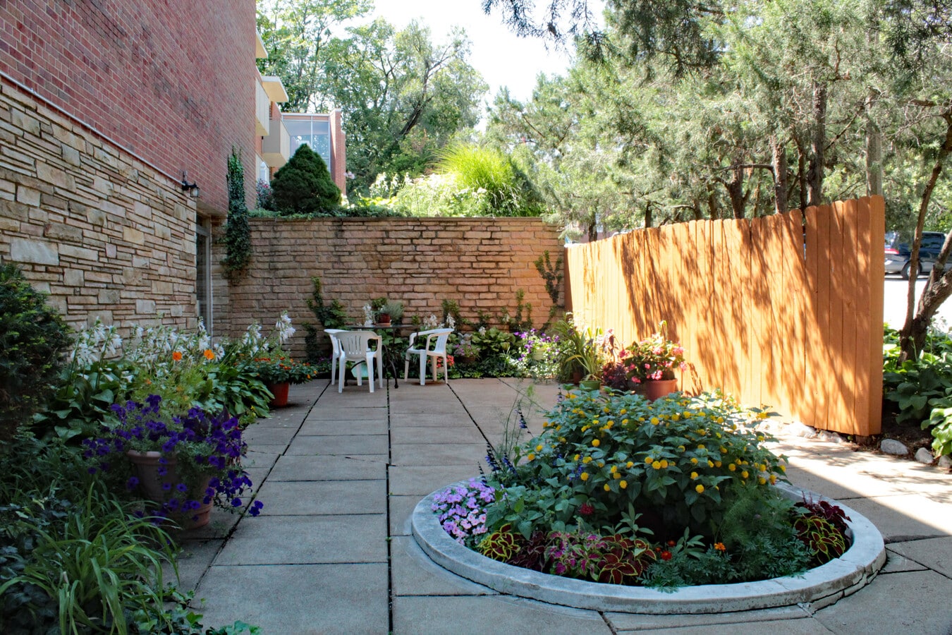 Photo - Geneva Apartments