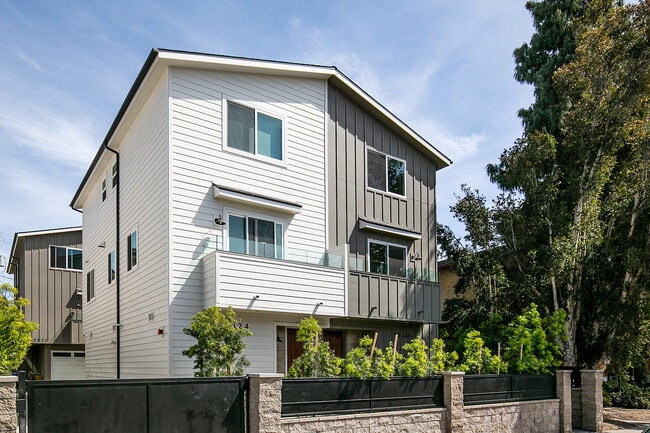 Building Photo - 5324 Agnes Ave Unit C