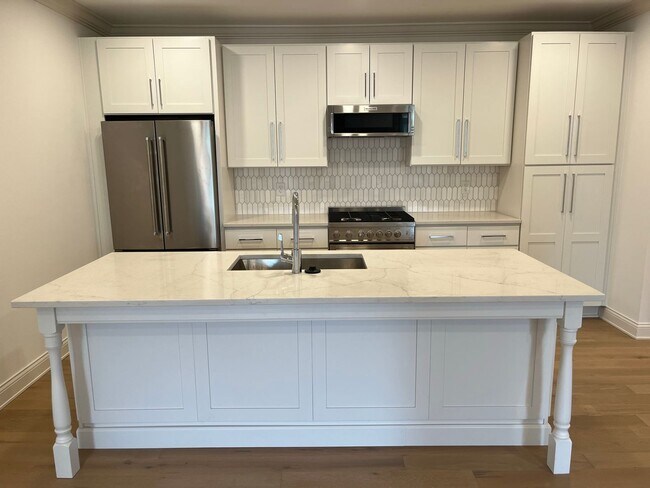 Photo - 692 N High St