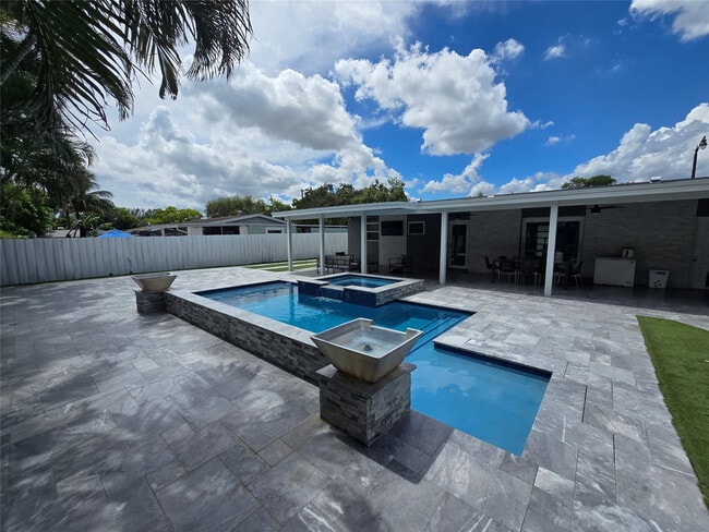 Photo - 2340 NE 8th Ave