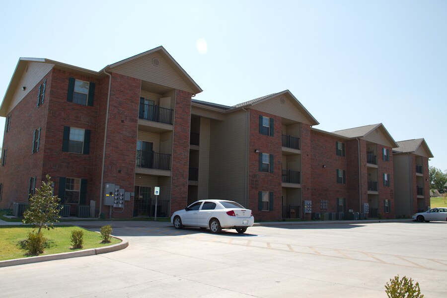 Emerald Pointe - Emerald Pointe Apartments