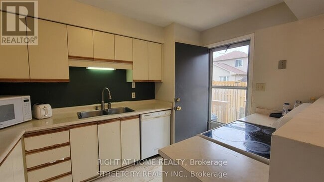 Photo - 733 Deveron Crescent Unit 108