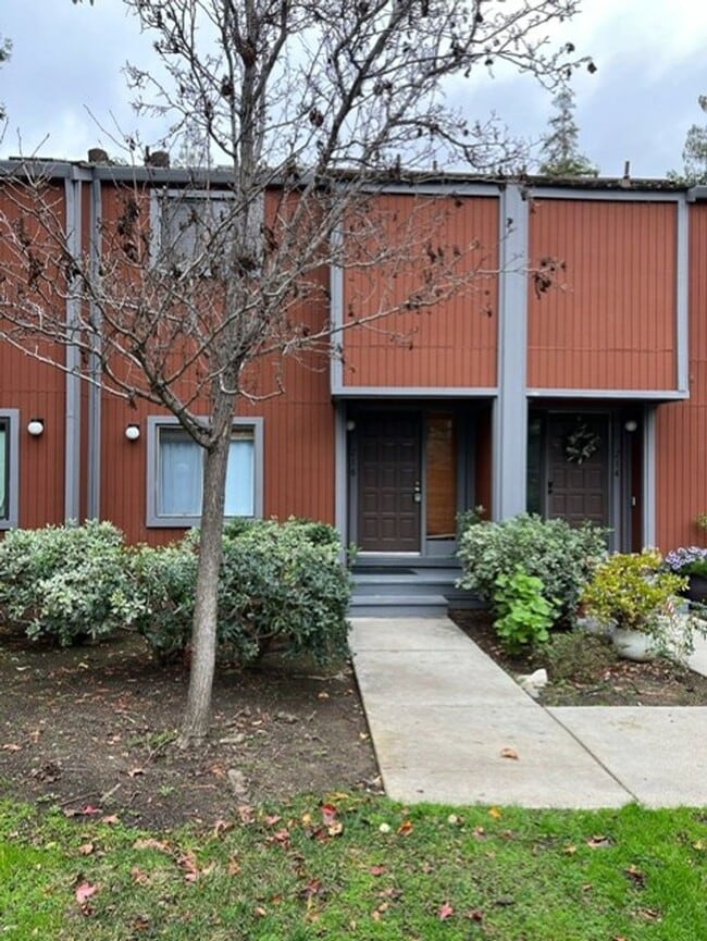 Building Photo - Exceptional location