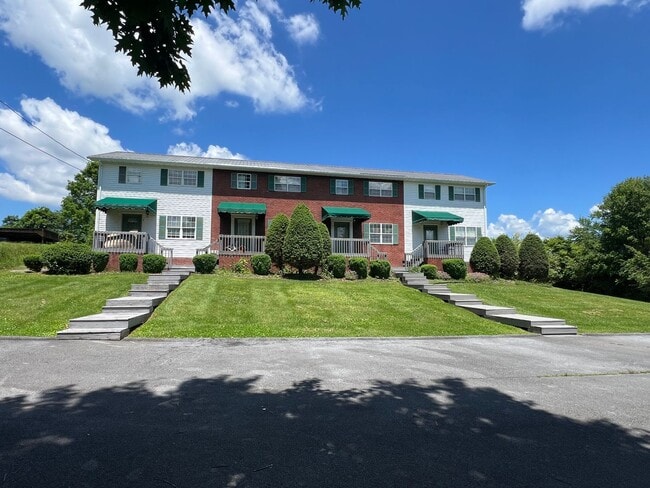 Building Photo - AVAILABLE January 2026! Secluded 2 bedroom... Unit 3