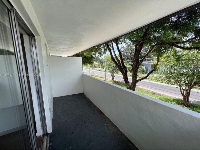 Photo - 465 S Royal Poinciana Blvd Unidad 1B