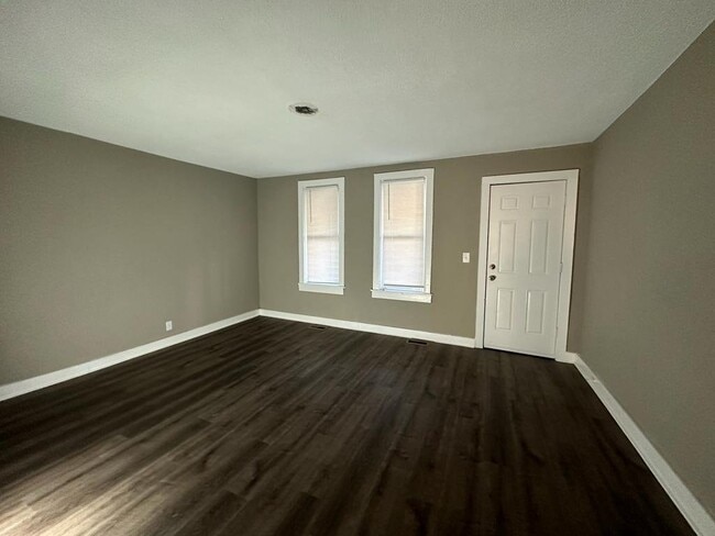 Photo - 486 Lawson Ave W