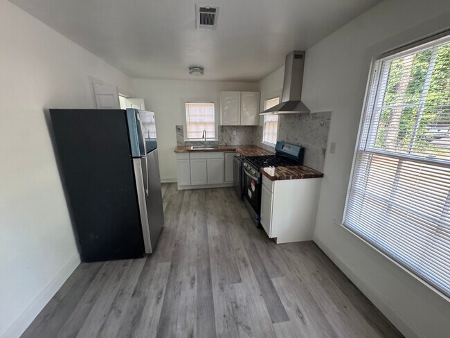 Photo - 1836 Cook St